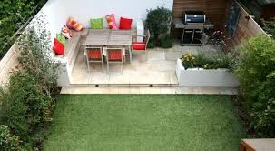 Ideen Kleinen Garten Terrasse Sitzecke Grill Blumenkasten Rasen Fliesen Kleiner Garten Garten Terrasse Einfache Gartengestaltung