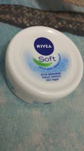 Tanpa kelembapan yang cukup, kulit bisa mengalami peradangan, infeksi, keriput, dan penuaan dini. Review Pelembab Nivea Soft Untuk Muka Badan Dan Tangan