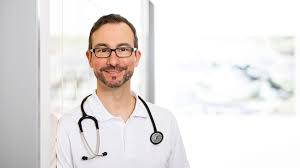 Hausarzt — ein hausarzt ist ein niedergelassener (freiberuflicher) oder ein in einem medizinischen versorgungszentrum angestellter arzt, der für den patienten meist die. Hausarzt Am Schlosspark Stefan Burow