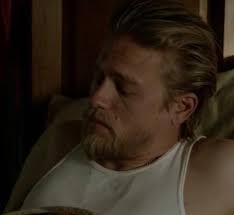 charlie hunnam officiaĺ