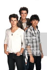 Sie besteht aus den drei brüdern kevin, joe und nick jonas. Pop Group Jonas Brothers Pose For A Portrait Shoot In London On May Jonas Brothers Jonas Brothers Photography