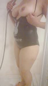 Una chica con un cuerpo de playboy a la que le gusta presumir en la ducha  del hotel con Pussycatwithtwist, Pussycatwithtwist por My girlfriend and I:  Video Porno Solitario, Tetas grandes, Nudes, ...