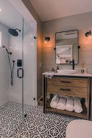 Salle De Bain Cocooning Lambris Mural Bois Blanc Carrelage Blanc Dans La Cabine De Douche In 2020 Farmhouse Shower Bathroom Decor Farmhouse Bathroom Decor