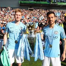 كشفت صحيفة ميرور الإنجليزية، عن الحيلة الذي سيعتمد عليها كيفين دي بروين، لاعب مانشستر سيتي الإنجليزي، للمشاركة مع منتخب بلجيكا في منافسات بطولة كأس الأمم الأوروبية اليورو 2020&… Kevin De Bruyne Kevindebruyne Instagram Foto S En Video S Instagram Academic Dress Fashion