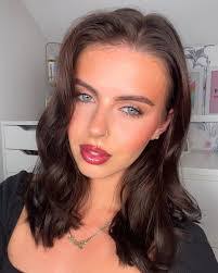 Robyn Trout's Instagram, Twitter & Facebook