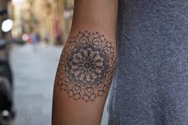 Vous allez tout comprendresignification du tatouage mandalaquel emplacement pour votre mandala : Mandala Tattoo Dots Tatouages Mandala Tatouage Tatouage Bras