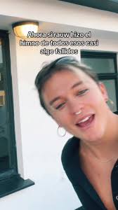 El Himno de los Casi Algo por Rauw Alejandro