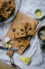 Sourdough Focaccia With Shallots Olives Rosemary Recette Avec Images Recettes Au Levain Focaccia Romarin
