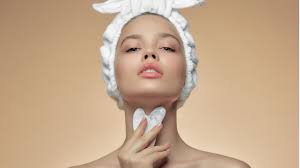 Zunächst ein paar tropfen öl in den handflächen erwärmen und auf dem gesicht, dem hals und dem dekolleté verstreichen. Gua Sha Alles Uber Die Anti Aging Methode Gala De
