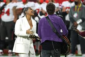 Fans claimed singer jazmine sullivan outshined country star eric church during their super bowl 2021 national anthem duet. 9u2wa6rgdfjl8m