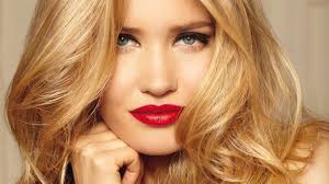 Mais si vous souhaitez sauter cette étape fastidieuse, il est recommandé d'opter pour un balayage blond miel qui illuminera votre base foncée sans pour. Blonde Les Nuances Pour Choisir Sa Coloration Blonde Ou Son Balayage Blond Cosmopolitan Fr