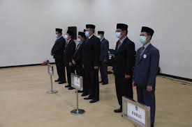 Tapi, setelah saya diangkat menjadi tenaga kerja tetap di suatu perusahaan sepatu yang ternama, saya tidak mendapat thr dengan alasan pemutihan masa kerja dari kontrak ke tetap. Pelantikan Dan Serah Terima Jabatan Di Lingkungan Unila Universitas Lampung