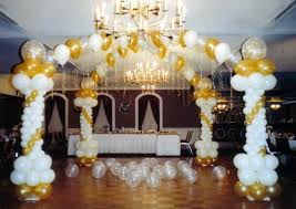 Los globos chinos son ideales para las bodas al aire libre y también pueden estar iluminados. Como Decorar Una Boda Con Globos