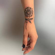 Sem restrição de formatos, tamanhos, cores e combinações, a tattoo de girassol é totalmente universal. Pin On Tattos