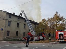 Cascina in fiamme a Vidalengo: dieci persone senza casa - Le foto - Cronaca