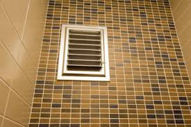 Nach dem duschen oder baden herrscht im badezimmer normalerweise eine ziemlich hohe luftfeuchtigkeit von bis zu 100%. Bad Ohne Fenster So Sorgen Sie Fur Gute Beluftung