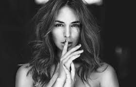 A Guide To Black And White Portraits Black And White Portraits Black And White Vintage Photography Female Shadow