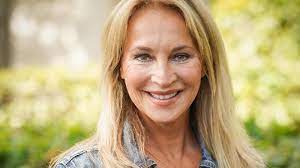 She lives with her husband pierre and daughter abigail at the general store. Caroline Beil Zeigt Altes Model Foto So Sah Sie Mit 19 Jahren Aus