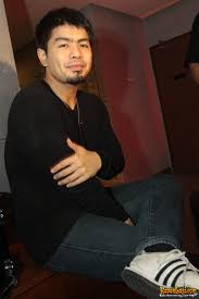 Bams mantan vokalis band samsons mengaku sempat tak peduli dengan diri sendiri bahkan merasa gagal. Bams Samsons Latar Wuri Jeneng Lair Bambang Reguna Bukit Jeneng Liya Bams Samsons Lair 1983 06 16 Juni 16 1983 Umur 37 Kanadha Ottawa Kanada Taun Aktif 2003 Saiki Hubungan Pasangan Nia Ramadhani Putus Tyas Mirasih Putus Wong