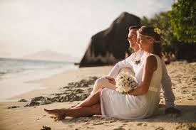 Damit euer wunschdatum für eure hochzeit auf den seychellen frei ist und wir eure traumhochzeit nach euren wünschen organisieren können, wünschen wir uns eine vorbereitungszeit von mindestens vier wochen. Traumhochzeit Auf La Digue Hochzeit Auf Den Seychellen