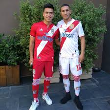 El símbolo de la ciudad es un distintivo heráldico que interpreta las tradiciones cívicas más honrosas de los primeros pobladores españoles de curicó; Camisetas Curico Unido 2020 X Onefit Cambio De Camiseta