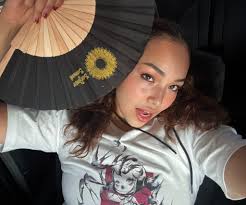 Carolina Victoria (@bitchyvelour)