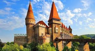 Monumentul castelul corvinilor are un farmec aparte datorat stilurilor de constructie diverse, a prezentei capela de la castelul corvinilor. PoveÈtile Castelului Corvinilor