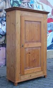 Zum Verkauf Steht Hier Ein Alter Antiker Einturiger Bauernschrank Der Schrank Befindet Sich In Alter Antiker Sch Antike Schranke Bauernschrank Schrank Holz
