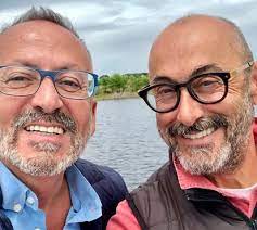 Manuel luís goucha partilhou uma foto no seu alpendre, onde se mostrou de calções, camisa, ténis de livro na mão e escreveu na legenda: Saber Mais Manuel Luis Goucha Idade