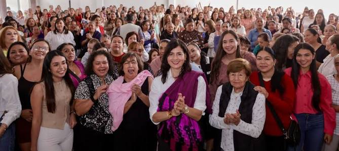👩🏻🗳️ | Mujeres de Uruapan arropan a Gaby Molina Gaby Molina se reunió  con empresarias, emprendedoras, cuidadoras y lideresas de Uruapan, quienes  compartieron sus inquietudes y visión sobre el desarrollo de la