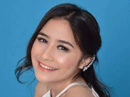 Prilly Latuconsina Ikut 10 Years Challenge, Wajahnya Mirip Nagita Slavina -  ShowBiz Liputan6.com