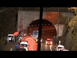 | gobierno regional, con ayuda de maquinaria pesada, continúa realizando trabajos de limpieza en la vía. Derrumbe Fatal De Tunel En Japon Youtube