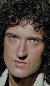 Supongo que 'Es tarde' está muy cerca del estilo típico de Queen.... He  pensado en ello a menudo y creo que nuestro estilo es un medio camino entre  mi tipo de cosas,