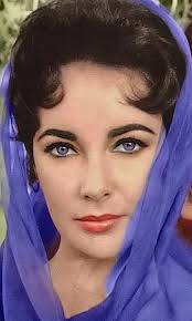 In the 90's I was obsessed with Liv Tyler. She was/is incredibly beautiful  😍!! I would have done anything to be as gorgeous as her. I even started  wearing the liquid eyeliner