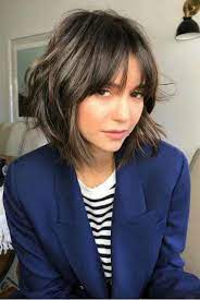 Frange courte conseils pour porter la frange courte. Carre Wavy Avec Meche Sur Le Cote Coupe De Cheveux Cheveux Courts Cheveux
