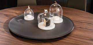 They are circular and placed in the centre of a table to share dishes easily among diners. Lazy Susan Complements Cattelan Italia