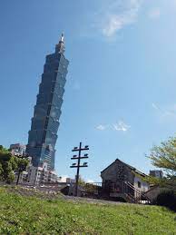 由設計師李祖原設計 於2004年落成之際一直保持世界第一高樓 直至2010年為杜拜哈里發塔超越 遊客除了可在一旁的 裙樓 商場購物 亦可體驗世上最快速 電梯 只需39秒即可到達89樓的觀景台俯瞰台北市 since 2004 to 2010 taipei 1 skyscraper building landmarks