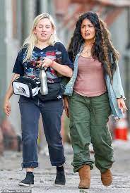 Bliss est un film réalisé par mike cahill avec owen wilson, salma hayek. Salma Hayek Looks Rough With Ratted Hair And Baggy Clothes For New Movie Bliss With Owen Wilson Daily Mail Online