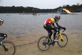 Het wegvallen van vijftienduizend potentiële toeschouwers is een financiële aderlating voor de organiserende vzw cyclocross meulebeke, maar als tegemoetkoming geeft de belgische wielerbond de gemeente meulebeke de optie om het bk in 2024 nog eens. Wk Veldrijden 2021 Belgische Selectie Is Bekend Nys Ontbreekt Fiets Nl Race En Mtb Website