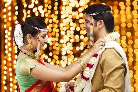 Vijay then meets with a club dancer, sapna, and is attracted to her and would like to marry her. Weddings In Maharashtra Rituals Customs Clothing Utsavpedia