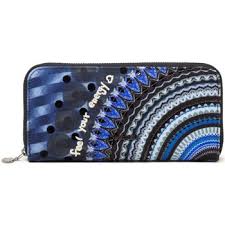 Accessoire indispensable de la vie courante, le portefeuille n'est pas à choisir à la légère pour vous permettre de transporter tout ce dont vous avez besoin en toute sérénité et. Portefeuille Desigual Solde B903a2