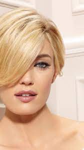 Cette mèche magistrale mobilise une grande partie de la chevelure du modèle. Coupe De Cheveux 2013 Court Avec Frange Longue