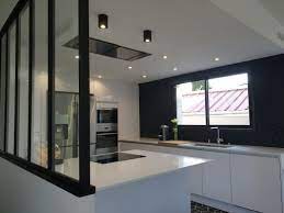 L'espace cuisine est séparée par une verrière design qui met en valeur la cuisine en lui offrant un maximum de luminosité. Cuisines Contemporaines Avec Verrieres Cuisine Interieur Design Toulouse