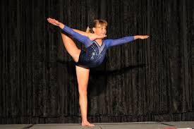 Men vid 18 års ålder skadade han knät när han styrketränade. Yoga Competition