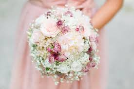 Ideen Wie Ihr Das Styling Von Braut Und Brautmutter Passend Aufeinander Abstimmen Konnt Am Beispiel Von Tracht Un Dirndl Hochzeit Blumenstrauss Hochzeit Braut
