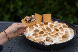Redmountain Bbq Erkelenz Grillkurs Banana Smores Aus Der Gusspfanne Susses Geback Einfacher Nachtisch Smores Dessert