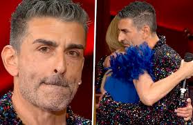 Simone Di Pasquale in pista a 'Ballando' poche ore dopo il funerale della  madre, Milly Carlucci lo abbraccia commossa: ''Gli devo moltissimo''