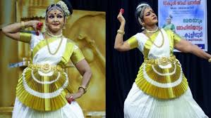 Manju Warrier's Mother Girija Warrier Performs Mohiniyattam Dance At The  Age Of 67; Photos Goes Viral - Malayalam Filmibeat