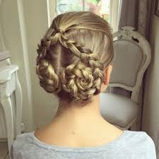 Flower Braid Als Beliebter Flechtfrisuren Trend So Flechten Sie Eine Blume Aus Zopf In 2020 Frisuren Tanz Frisuren Haar Design