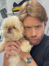 This pic of Jensen is absolutely adorable ❤️